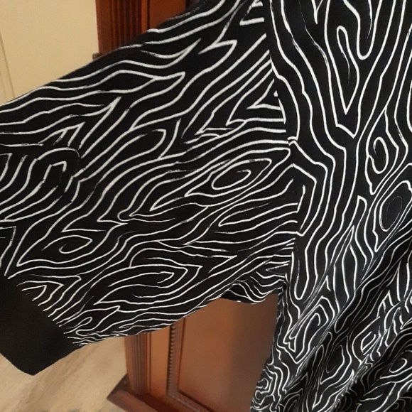 N Natori Women's Size Large 3/4 Dolman Sleeves V-Neck Abstract Black/White Print - Picture 3 of 4